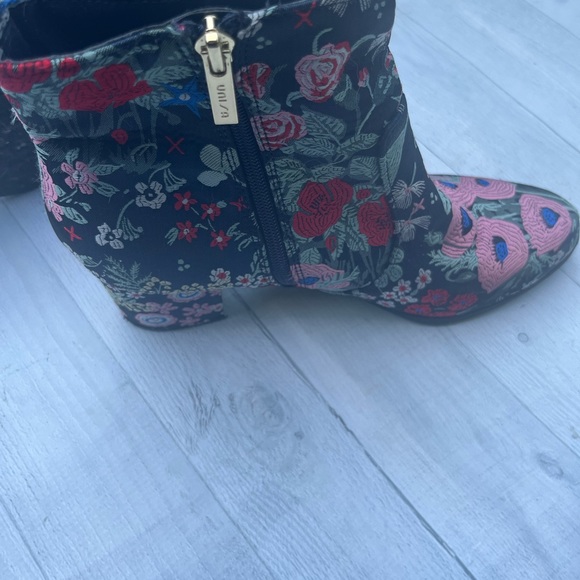 One of a kind show stopper Boots - Picture 8 of 11